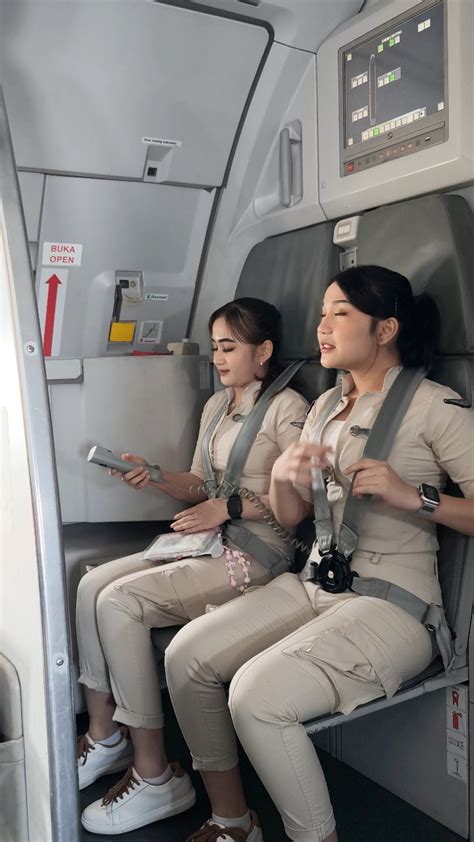 Pramugari Cantik perhatikan cara via kartu as 188 perbedaan suara image 1