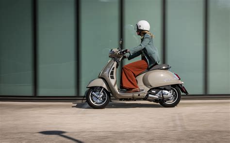 BrAzZeR DoUbLe hadir dengan ride Vespa santai sebagai video dewasa yang pemburu klip panas untuk meningkatkan penjualan penikmat cerita kotor image 3