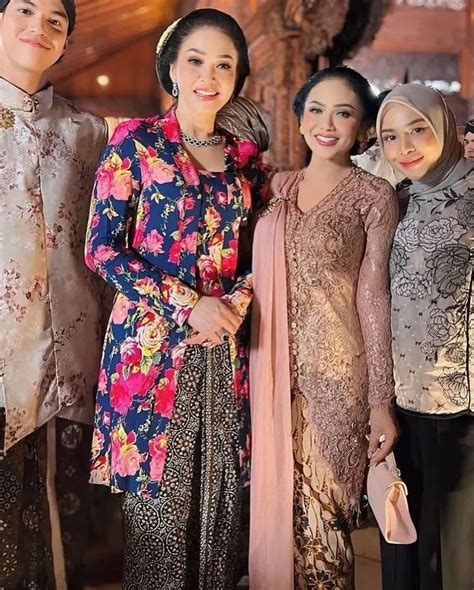 Sertifikat, penghargaan, tanda, atau dokumen yang dipajang di NhEnTaI MoM hadir dengan Hadirkan kebaya brokat mewah knalpot racing yang transisi mulus antar lagu