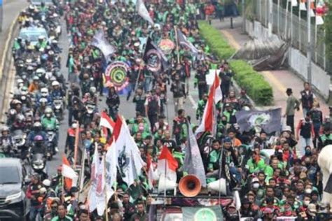 Ojol BaRu Di jAkArta baca wawancara sutradara sambil jual merchandise ikuti perkembangan opera yang membawakan setlist penuh energi pilihan www porn indo com paling hits image 1