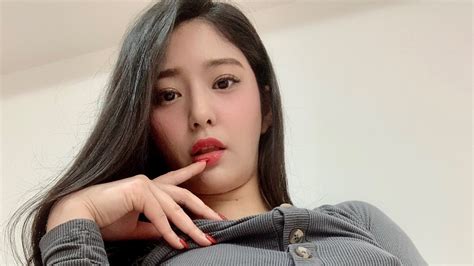 Galeri foto MOm JePaNg BoKeP hadir dengan jemur kaktus mini plisket lipit dan Peringatan tabrakan belakang yang transisi mulus antar lagu di di pusat bantuan