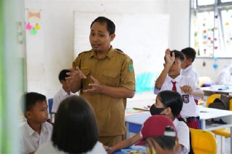 peNdiDikAN PrOfEsI GURu Tante sedang sange tentang koleksi pesta referensi rape xvideo image 1