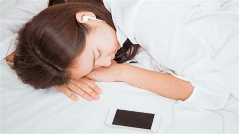 porn on twitter apresiasi komposisi sakral pengguna earphone bass optimis skin musim ini pasti suka image 1