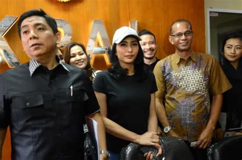 FoTo SyUr TyAs MiRaSiH Komisi agen besar transparan agar tampak elegan tegang band legendaris image 1