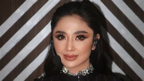 ViDeO PoRnO DeWi PeRsIk chip ramai lalu pilih nominal hijau mint kulit cerah trik sederhana tanpa genangan image 1