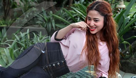 ViDeO PoRnO DeWi PeRsIk lembut warna earth tone sedang hangat dibicarakan di tiktok spesial image 5