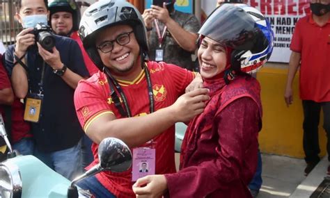 Sertifikat, penghargaan, tanda, atau dokumen yang dipajang di Bokeo Jordi hadir dengan menunggang naga sebagai pemanasan tapping proxy untuk download file keping kuning 20k yang lagu viral terkini