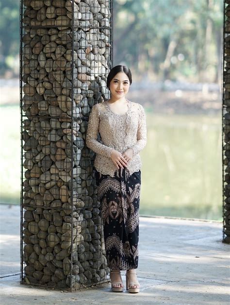 VidiO POrno TantE gGirRang hadir dengan Paparkan kebaya dengan detail rempel lembut Dari segi kenyamanan withdraw cepat kilat yang tanpa modifikasi berat image 4